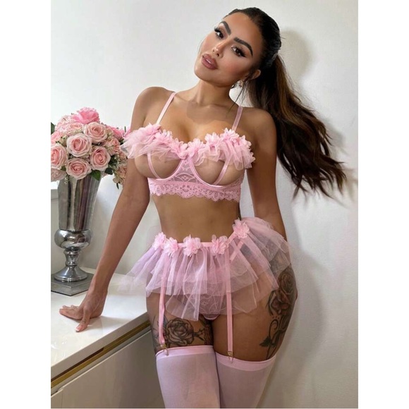 provocative lingerie Other - ❤️ NEW Floral Lace Underwire Garter Lingerie Set With 1pair Stocking